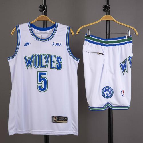 طقم ولفز الابيض 2024