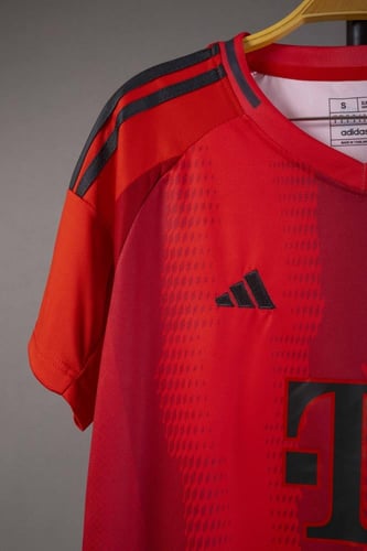 طقم بايرن ميونخ الاساسي 2024/2025