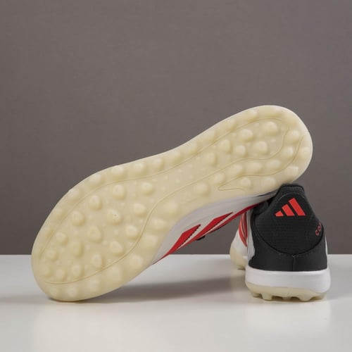 جزمة كرة قدم Adidas