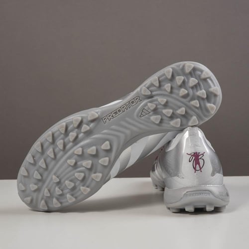 جزمة كرة قدم Adidas