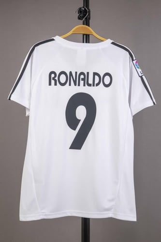 طقم ريال مدريد الاساسي 2004/2005