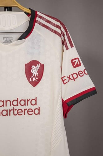 قميص ليفربول الاحتياطي 2025/2026
