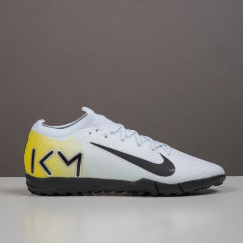 جزمة كرة قدم Nike