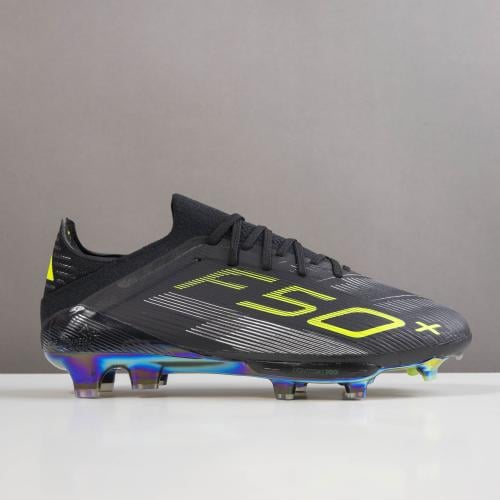 جزمة كرة قدم Adidas