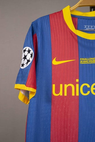 طقم برشلونة الاساسي 2011