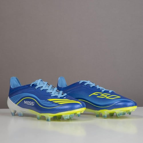 جزمة كرة قدم Adidas