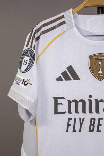 طقم ريال مدريد الاساسي 2025/2026 بشعار كاس العالم...