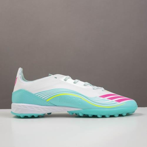 جزمة كرة قدم Adidas