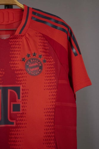 طقم بايرن ميونخ الاساسي 2025/2025 نسخة اللاعبين