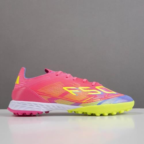 جزمة كرة قدم adidas