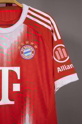 طقم بايرن ميونخ الاساسي 2025/2026