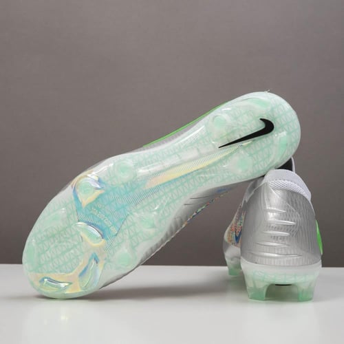 جزمة كرة قدم Nike