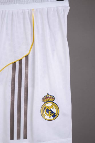 طقم ريال مدريد الاساسي 2025/2026 بشعار كاس العالم...