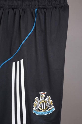 طقم نيوكاسل الاساسي2025/2026