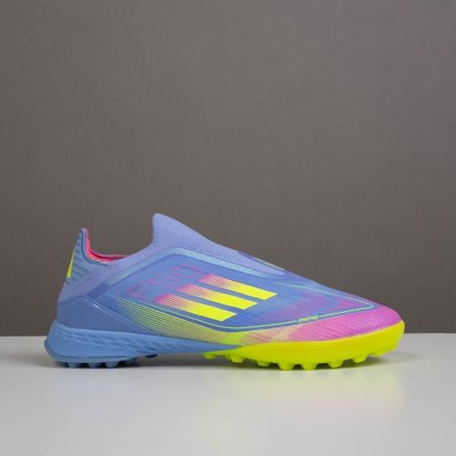 جزمة كرة قدم Adidas