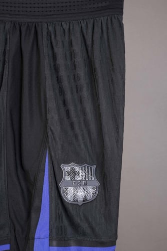 طقم برشلونة الاساسي كم طويل 2026/2025