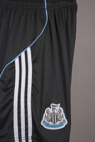 طقم نيوكاسل الاساسي 2025/2026