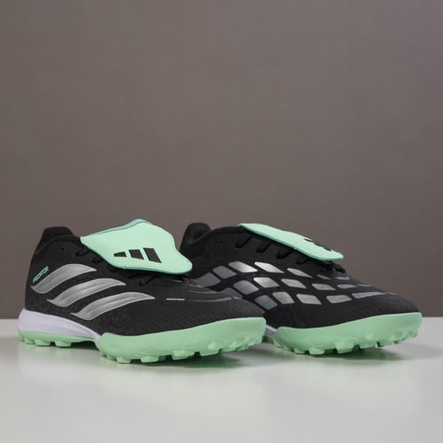 جزمة كرة قدم Adidas