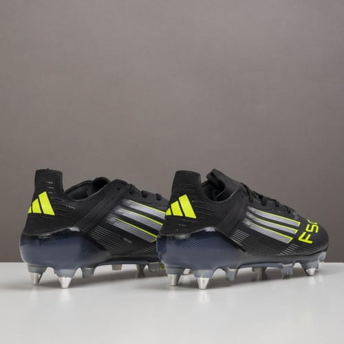 جزمة كرة قدم Adidas