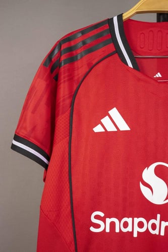 قميص مانشستر يونايتد الاساسي 2025/2026