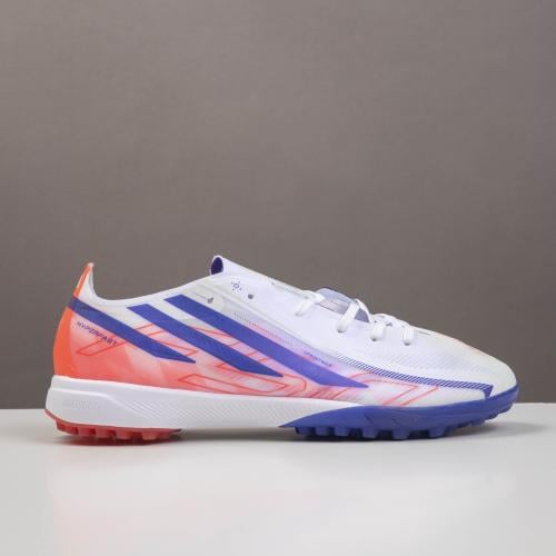 جزمة كرة قدم Adidas
