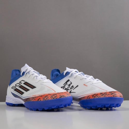 جزمة كرة قدم Adidas