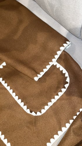 جاكيت بني مع سكارف