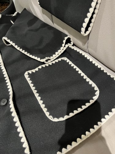 جاكيت اسود مع سكارف