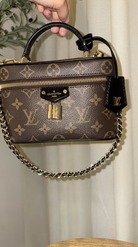 لويڤيتون vanity chain pouch