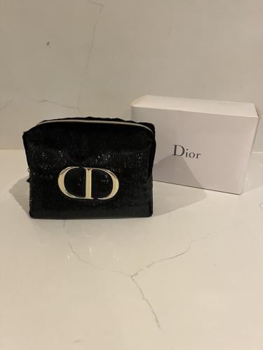 شنطة مكياج ديور اسود مخمل