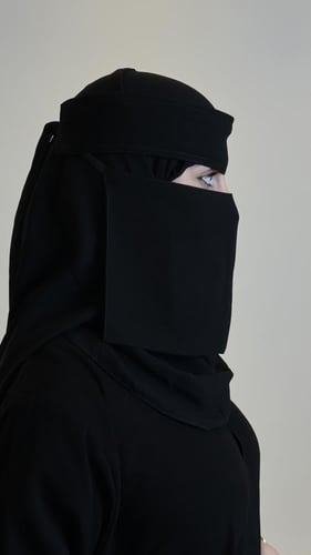 نقاب قصير مطاط مائل واغلاق ربط