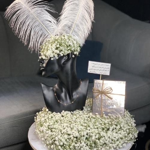 تنسيق على قاعدة خشبية و منيكان لسلسال