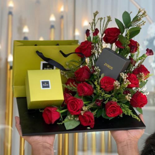 تنسيق الهدية على قاعدة خشبية مع شوكلاتة باتشي