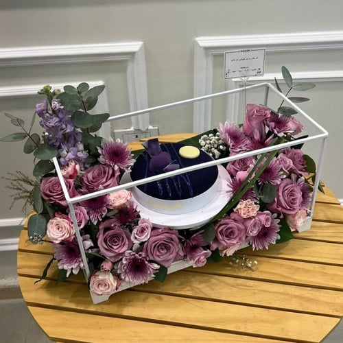 كيكة بلو فلفيت منسقة بالورد