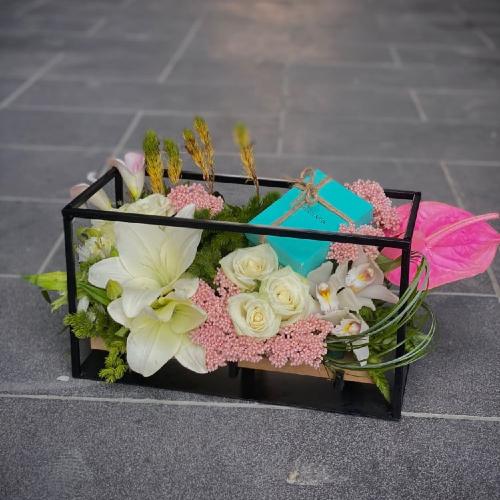 تنسيق الهدية على ستاند بالورد