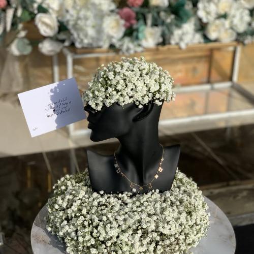 قاعدة منيكان مع الورد