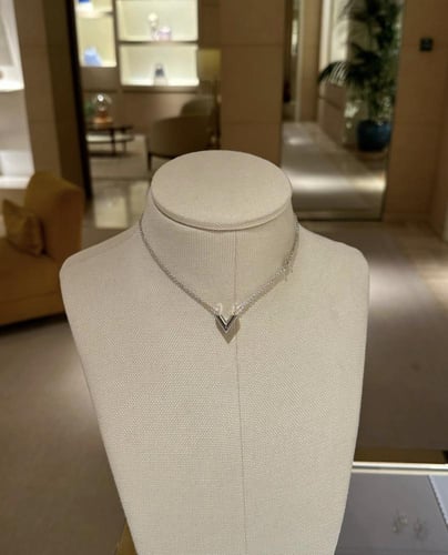 سلسال لويس فيتون