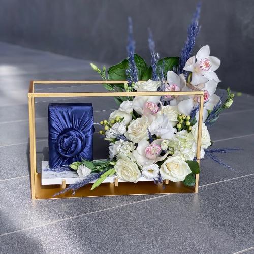 تنسيق الهدية على ستاند حديد خشبي