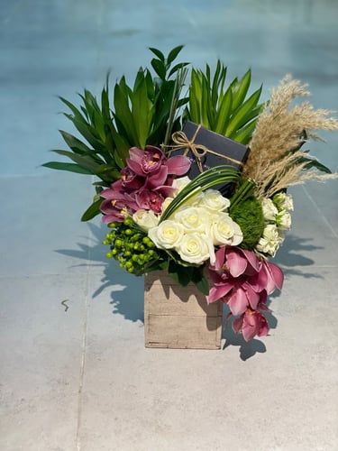 تنسيق هدية على قاعدة خشبية