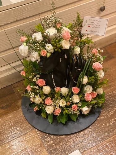 تنسيق طقم ذهب بالورد على استاند خشبي دائري