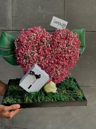 تنسيق الهدية على قاعدة خشبية