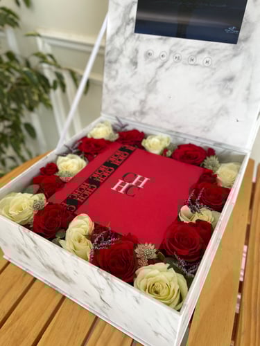 بوكس شاشة أبيض منسق بالورد