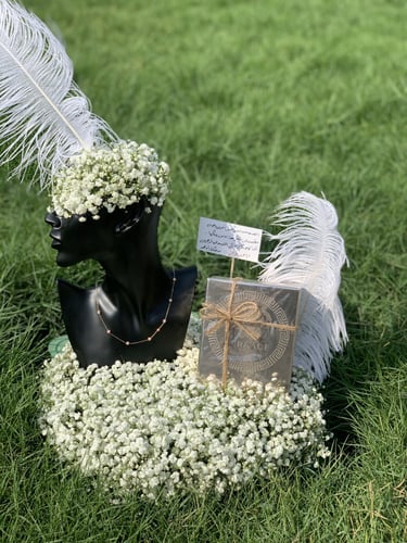 تنسيق على قاعدة خشبية و منيكان لسلسال