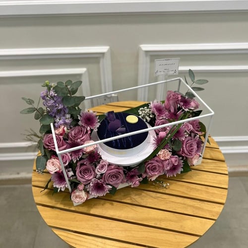 كيكة بلو فلفيت منسقة بالورد