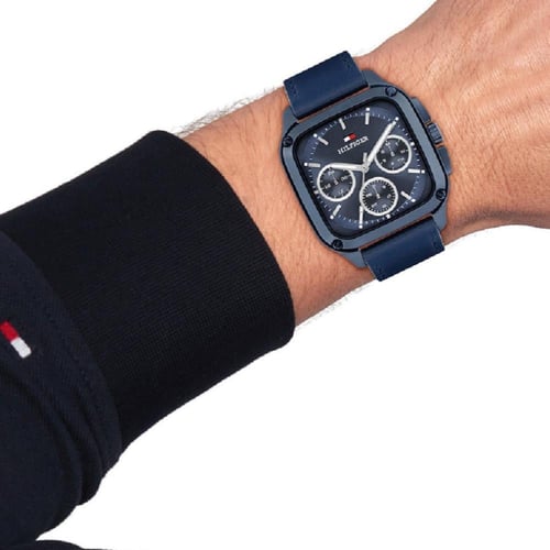 ساعة تومي هيلفيغر