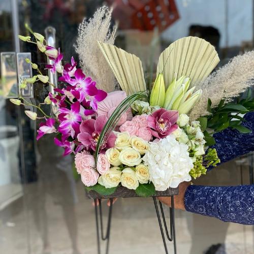 تنسيق هدية على قاعدة خشبية مميزة