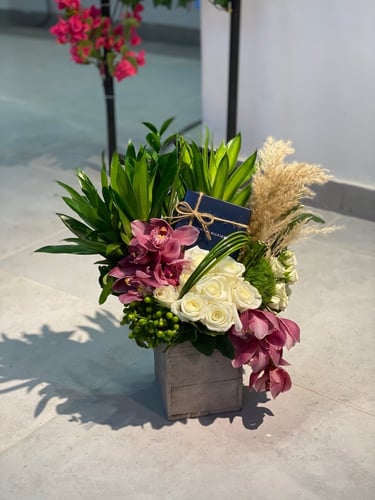 تنسيق هدية على قاعدة خشبية