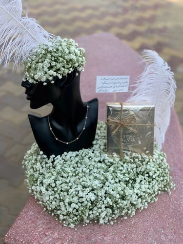 تنسيق على قاعدة خشبية و منيكان لسلسال