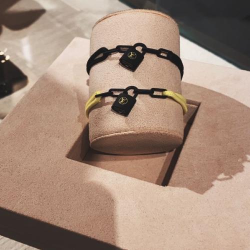 أسوارة LOUIS VUITTON