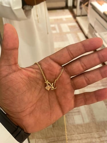 هدية نسائية سلسال L.V وباقة ورد